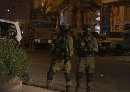 الاحتلال يواصل اعتقال ثلاثة أشقاء من مخيم العروب