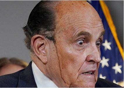 شاهد انحلال صبغة شعر محامي ترامب جولياني خلال مؤتمر صحفي