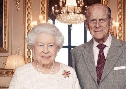 الملكة اليزابيث والأمير فيليب يحتفلان بعيد زواجهما الـ73