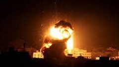 قوات الاحتلال تشن سلسلة غارات على مواقع في قطاع غزة فجراً