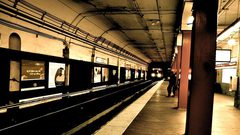 شاب يدفع امرأة في نيويورك تحت عجلة القطار