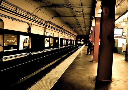 شاب يدفع امرأة في نيويورك تحت عجلة القطار