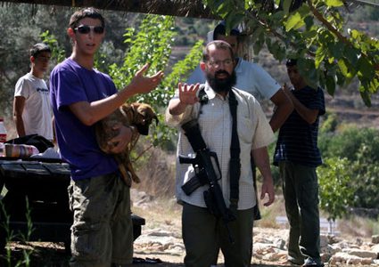 مستوطنون يعتدون على مسن ونجله جنوب غرب بيت لحم