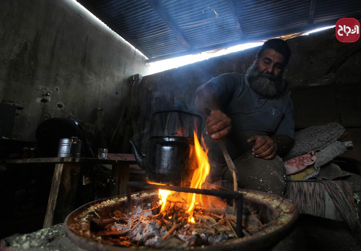 حطّاب يقطع الخشب ويجهزه للبيع في ورشته بقطاع غزة