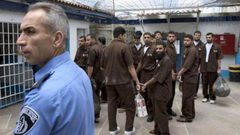 هيئة الأسرى: 300 أسير يعانون من أمراض خطيرة داخل سجون الاحتلال