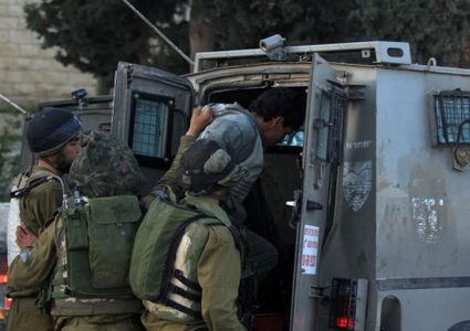 الخليل: الاحتلال يعتقل مواطن من بيت عوا