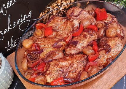 صينية صدور الدجاج مع البصل والخضار