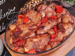 صينية صدور الدجاج مع البصل والخضار
