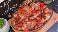 صينية صدور الدجاج مع البصل والخضار