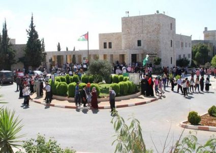 اللجنة القطرية الدائمة لدعم القدس تقدم منحاً دراسية