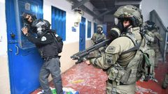 قوات القمع تقتحم قسم (22) في "عوفر"