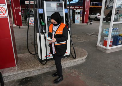 الطفلة سلمى النجار 16 عامًا من خان يونس .. تعمل في محطة وقود لمساعدة أهلها