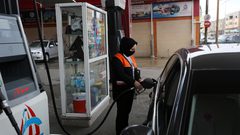 الطفلة سلمى النجار 16 عامًا من خان يونس .. تعمل في محطة وقود لمساعدة أهلها
