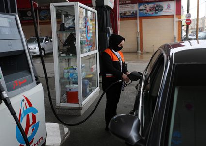 الطفلة سلمى تعمل في محطة وقود لمساعدة عائلتها