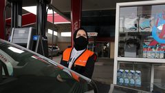 الطفلة سلمى النجار 16 عامًا من خان يونس .. تعمل في محطة وقود لمساعدة أهلها