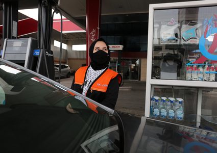 الطفلة سلمى النجار 16 عامًا من خان يونس .. تعمل في محطة وقود لمساعدة أهلها