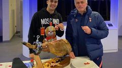 رهان حول رياض محرز يكلف مورينيو  قطعة لحم بـ 500 جنيه استرليني