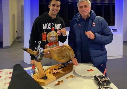 رهان حول رياض محرز يكلف مورينيو  قطعة لحم بـ 500 جنيه استرليني