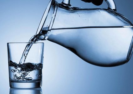 أفضل الأوقات لشرب الماء البارد والدافئ