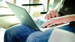 تجنب الإستلقاء أثناء العمل على جهاز كمبيوتر او القراءة