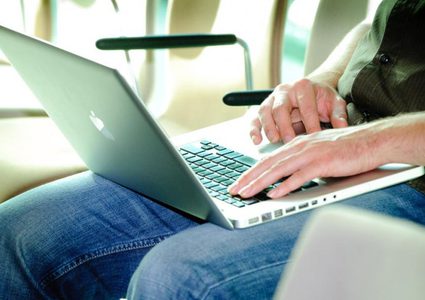 تجنب الإستلقاء أثناء العمل على جهاز كمبيوتر او القراءة