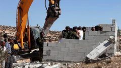 الاحتلال يهدم مسكنين شرق يطا جنوب الخليل