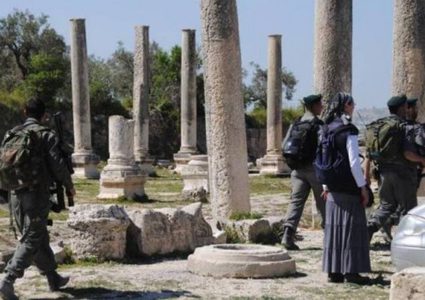 عشرات المستوطنين يقتحمون الموقع الأثري في سبسطية