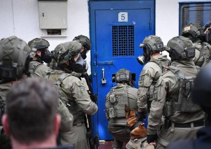 أبو بكر: الممثلين في سجن "عوفر" امتنعوا عن الحديث مع الإدارة