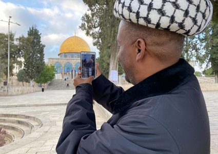 شاب من جنوب افريقيا يصل إلى القدس مشيا في رحلة استغرقت عامين