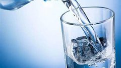 ما هو عدد أكواب الماء التي عليك شربها يوميا ؟