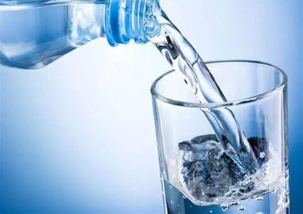 ما هو عدد أكواب الماء التي عليك شربها يوميا ؟