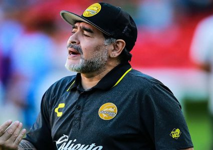 ميسي,رونالدو وبيليه يعزون بوفاة الأسطورة ماردونا .