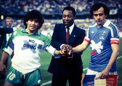 بلاتيني يعرب عن حزنه لوفاة مارادونا " ماضينا الذي يتركنا "