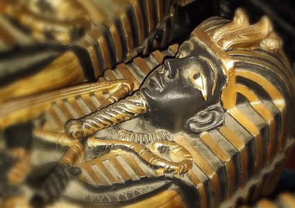 اكتشاف قطعة أثرية غير عادية داخل مومياء مصرية