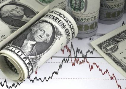 الدولار ينخفض وسط تحذيرات من مزيد من التراجع