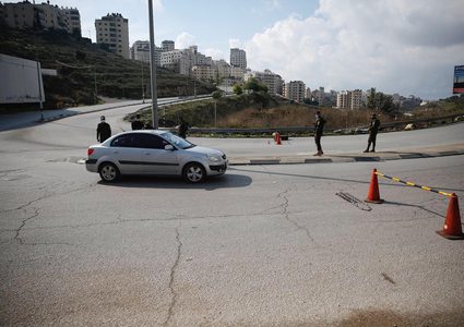 تطبيق الحظر الشامل في محافظة رام الله والبيرة للحد من انتشار "كورونا"

تصوير: حمزة شلش