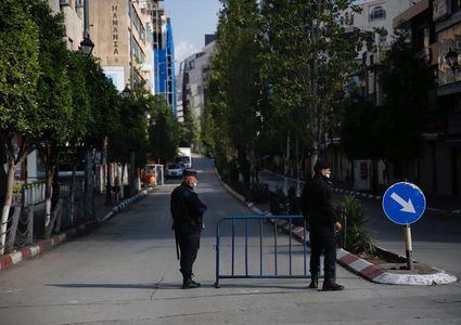تطبيق الحظر الشامل في محافظة رام الله والبيرة للحد من انتشار "كورونا"

تصوير: حمزة شلش