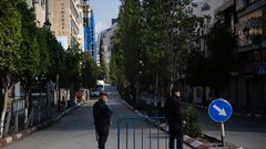 تطبيق الحظر الشامل في محافظة رام الله والبيرة للحد من انتشار "كورونا"

تصوير: حمزة شلش