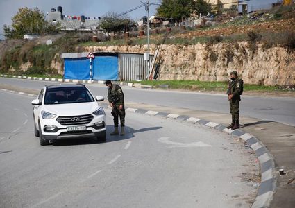 تطبيق الحظر الشامل في محافظة رام الله والبيرة للحد من انتشار "كورونا"

تصوير: حمزة شلش