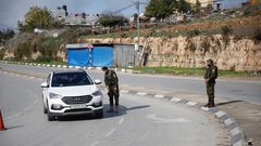 تطبيق الحظر الشامل في محافظة رام الله والبيرة للحد من انتشار "كورونا"

تصوير: حمزة شلش