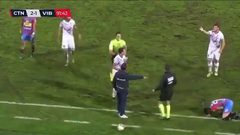 تدخل غريب لمدرب في رد هجمة للفريق المنافس