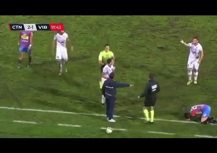 تدخل غريب لمدرب في رد هجمة للفريق المنافس