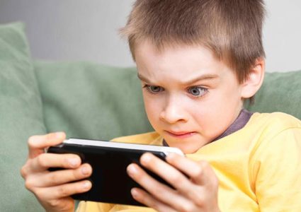 دراسة: إدمان الأطفال على الهواتف يؤدي لتناولهم الحبوب المنومة