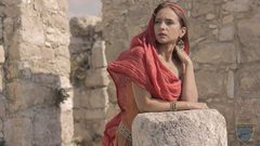 نيللي كريم في جلسة تصوير بالزي البدوي