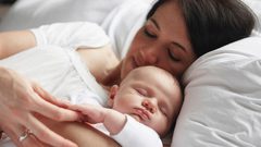 هل يضر النوم أثناء الرضاعة ؟