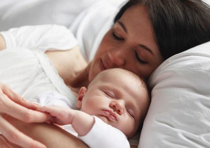 هل يضر النوم أثناء الرضاعة ؟