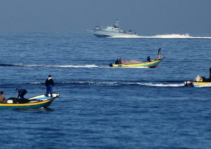 زوارق الاحتلال تستهدف مراكب الصيادين في بحر غزة