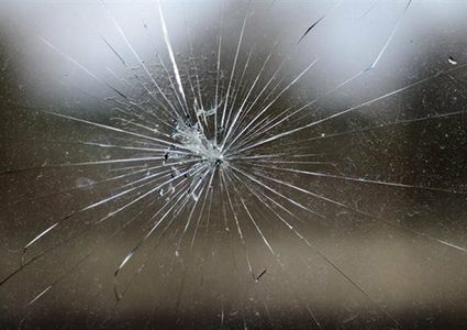 أبل تطور نظاما ذكيا لعلاج تشقق زجاج السيارات