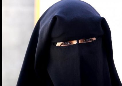 النقاب لا يغني عن ارتداء الكمامة