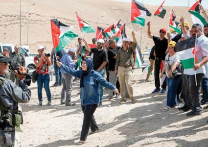 جماهير تعتصم في الخان الأحمر بالتزامن مع جلسة النظر في قرار هدمه